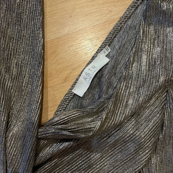 ASTR Kenzie Silver Metallic Romper XS - Picture 4 of 5